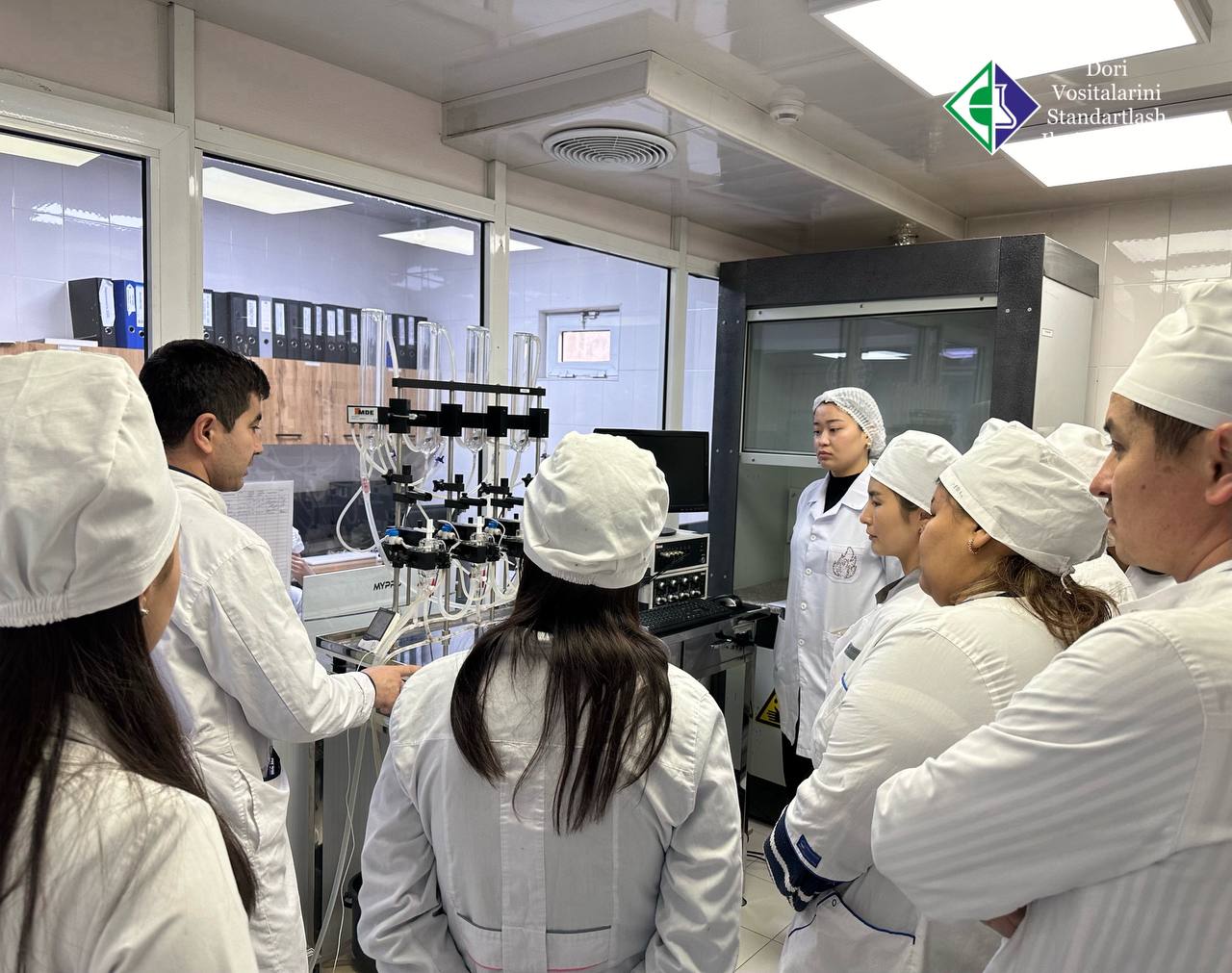 Horijiy Hamkorlik ! Hamkorlikda kelajakni shakllantiramiz!  Qirg‘izistonning Osh Davlat Universiteti talabalari Markazimizda amaliy tashrifda Bugun ular nazariya va amaliyotni uyg‘unlashtirib, kelajak farmasevtlarini shakllantirmoqda!